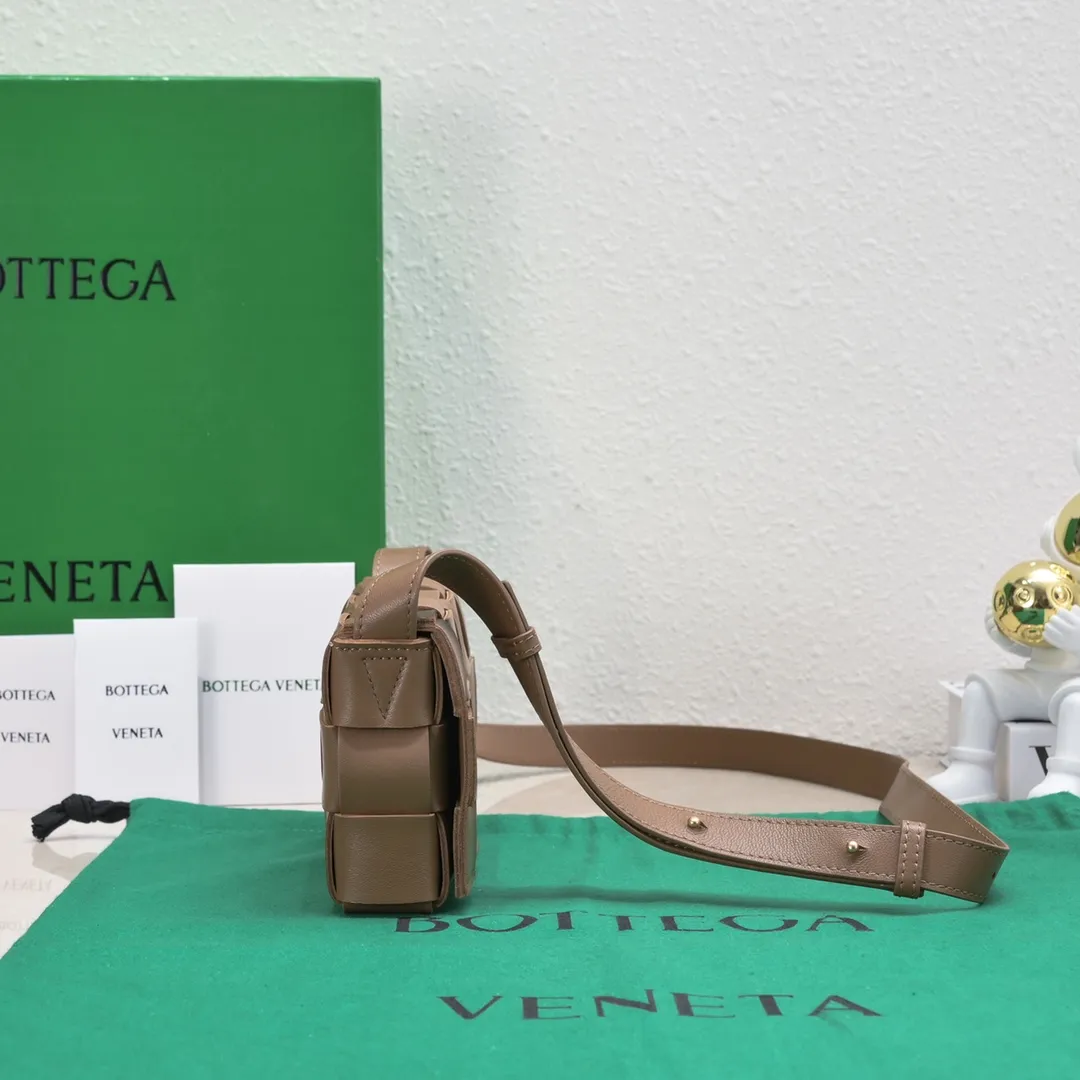 Ready stock, first release on the whole network ♨️♨️ (mini size) BV sheepskin + 15 grid cassette + limited edition 🉑️🉑️🉑️ Classic, high-end and simple. This upper body is super refreshing! Paired with the BV parrot green on the sides, it’s very stylish but not exaggerated! Model: 7587# Size: 19*5.5*12cm